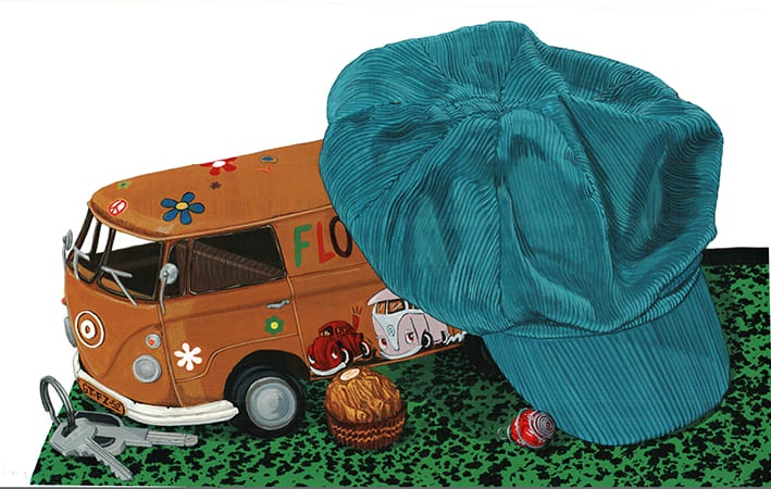 Composition d'objets (clés, Ferrero, pendentif, casquette carton à dessin et combi Volkswagen - Acrylique sur papier